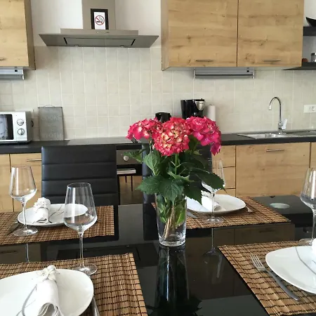 Apartment Spacious Sea View With Garden In