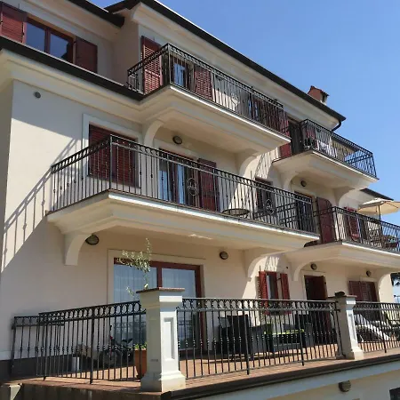 Spacious Sea View With Garden In Apartment